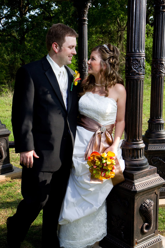 bride and groom at a country club in Arlington Texas