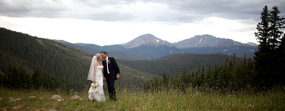 keystone_colorado_wedding_portait_couple_kissing